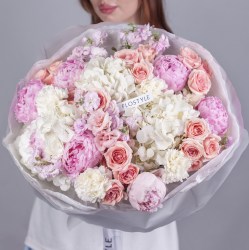 buket s gortenziej i pionami 3